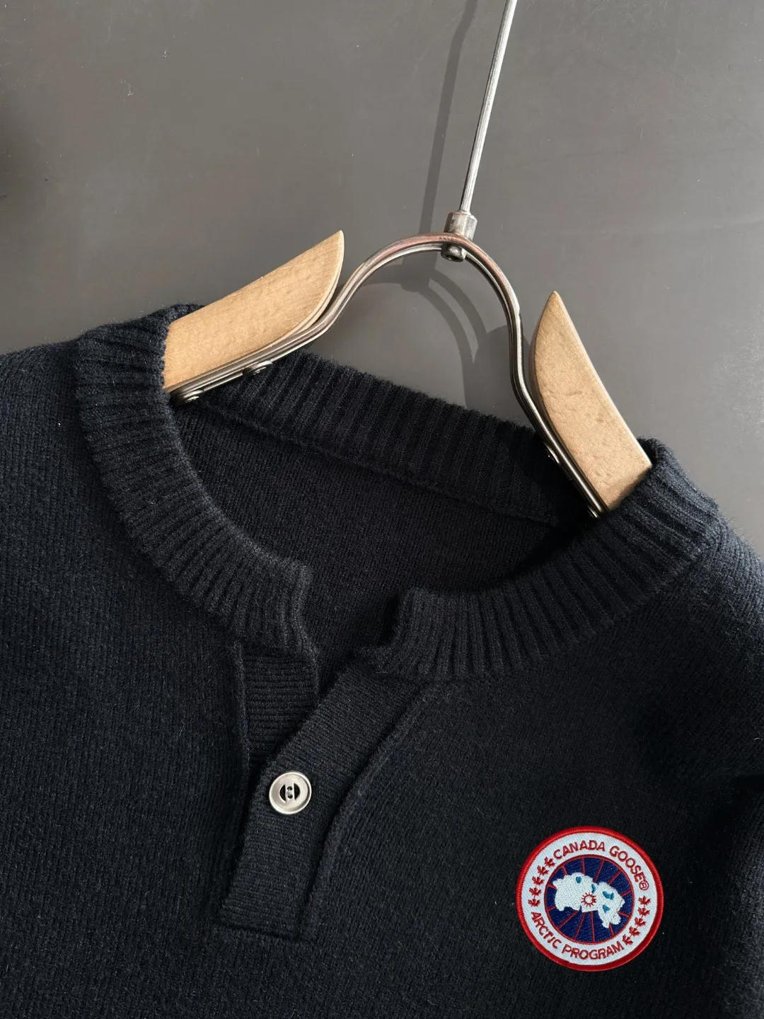 Next day shipping P360 Big Goose 2025 official website latest winter sweater, popular items are on sale at the counter simultaneously! Specially made of wool blended fabric. It feels comfortable and can be directly in contact with the skin. The logo badge is exquisitely embroidered, which is extremely eye-catching! The details highlight the fashionable charm of big brands. Exquisite workmanship. Three-dimensional cutting style. The wearing effect is invincible and handsome! All three standards are complete! Size: M-2XL